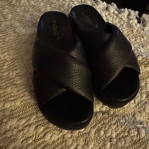 Vionic Women's Black Crisscross Sandals